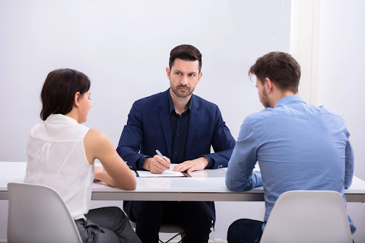 A divorcing couple discussing divorce mediation.